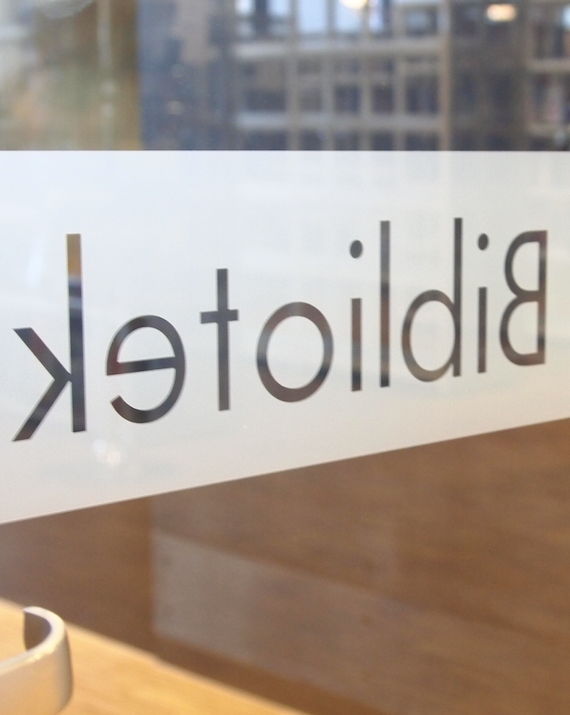 bibliotek skilt speilv.png